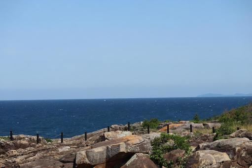 青空と島と青い海面の海と白波と岩と海岸 青空,島,青いの写真素材