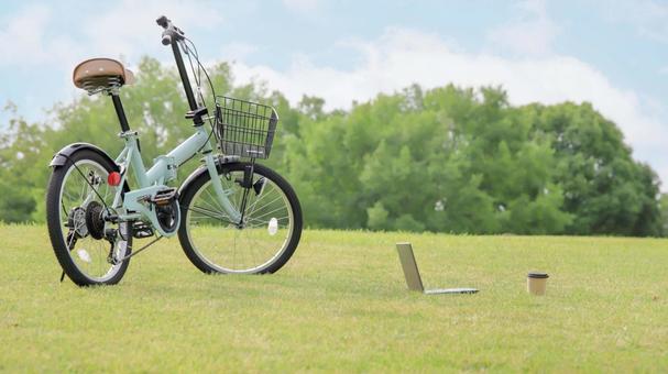 Occasionally rest while cycling, work naturally in the fresh green, travail, vert frais, une forêt, JPG