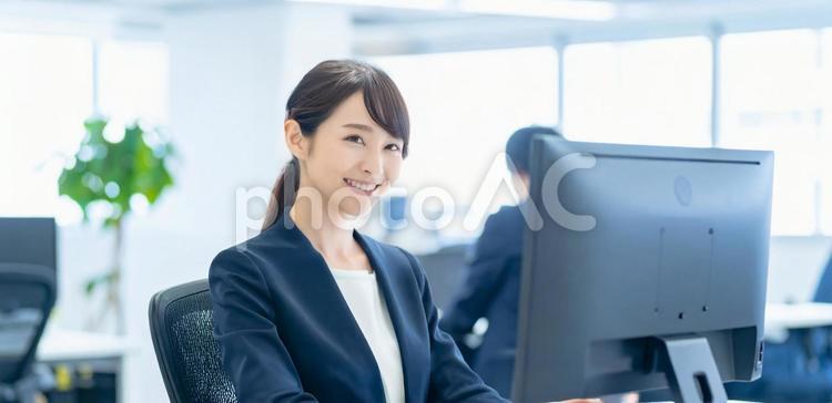 オフィスでパソコン使用した仕事をする女性 再雇用,オフィスワーク,仕事の写真素材