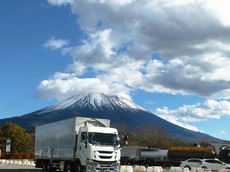 大型トラックと富士山 富士山,山,トラックの写真素材