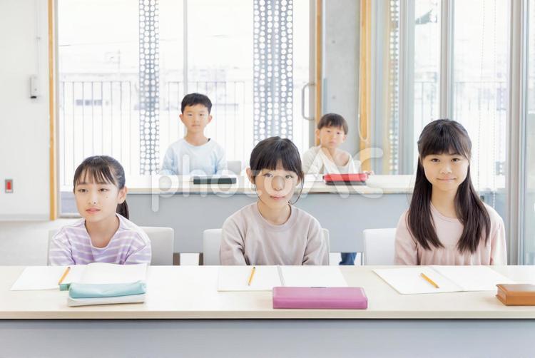 学習塾で勉強する小学生 小学生,塾,女性の写真素材