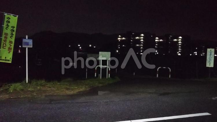 夜の河川敷 - No: 27203302｜写真素材なら「写真AC」無料（フリー）ダウンロードOK