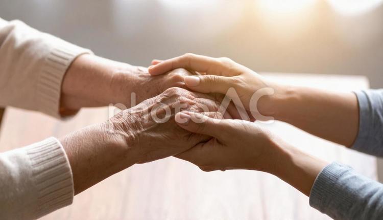 高齢女性の手を握る女性の手元 高齢者,敬老の日,介護の写真素材