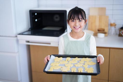 キッチンで焼き菓子作りを楽しむ女の子 女の子,日本人,クッキーの写真素材