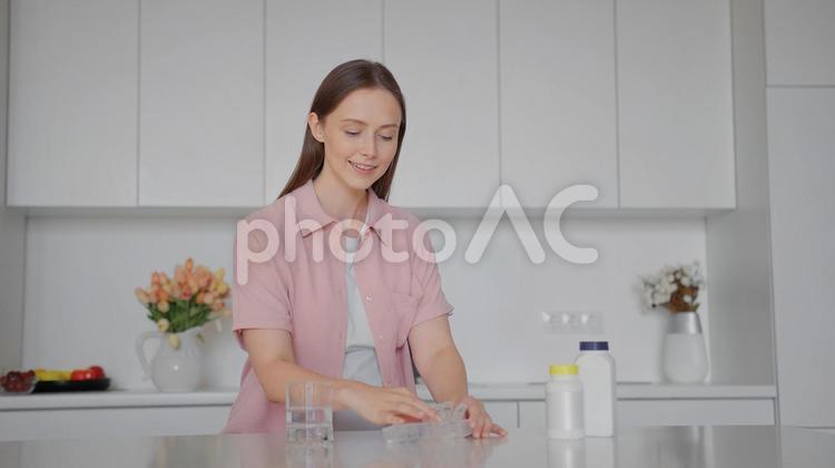 これからサプリメントを飲もうとする女性 女性,人物,サプリメントの写真素材