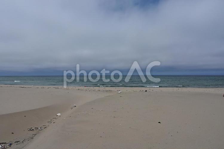 日本海の砂浜 日本海,夏,波打ち際の写真素材
