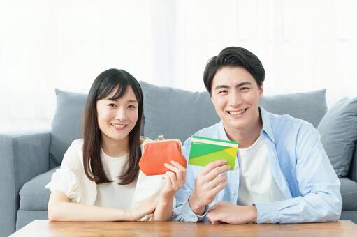 財布を持つ夫婦　投資・貯金・節約・節税 家族,夫婦,お金の写真素材