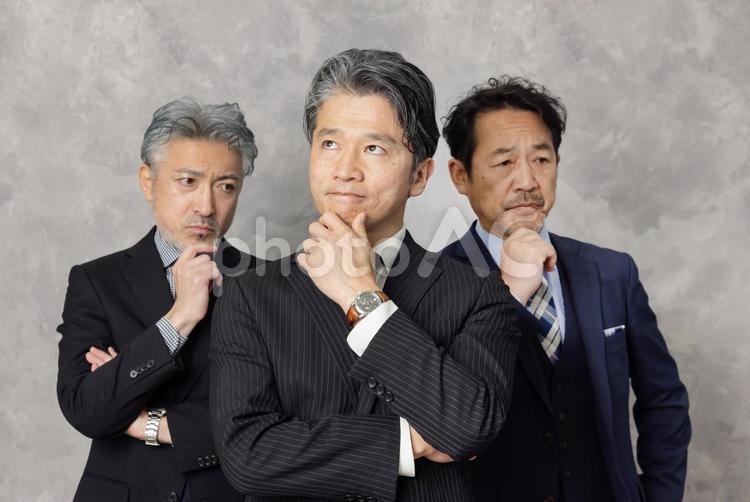 悩むミドルエイジ男性ビジネスパーソン エグゼクティブ,見上げる,ビジネスマンの写真素材