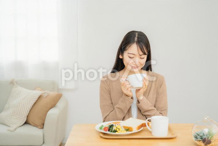 家でご飯を食べる女性（いただきます） いただきます,食事,朝食の写真素材