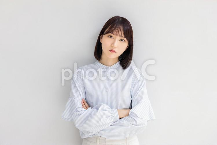 腕組みをして考える若いビジネスウーマン 女性,ビジネス,悩むの写真素材