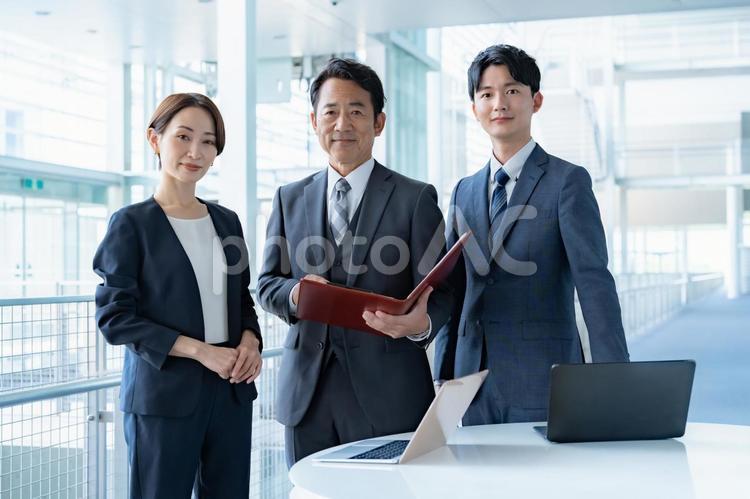 会議をするビジネスマン ビジネスマン,会議,打ち合わせの写真素材