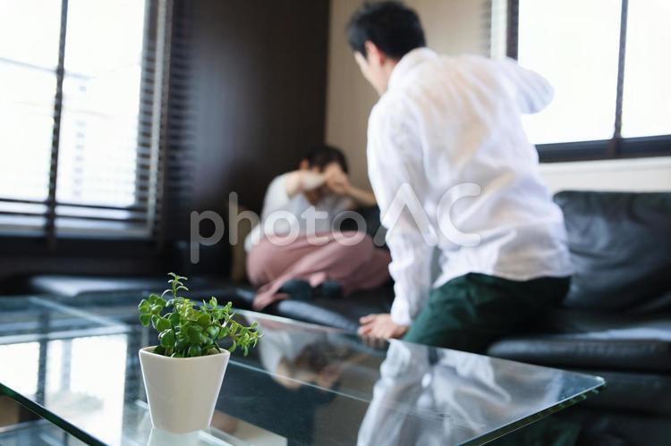 女性を殴る男性 dv,家庭内暴力,殴るの写真素材