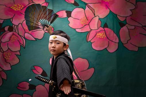 <素材>発表会で侍姿で演武を舞う男の子 <素材>発表会で侍姿で演武を舞う男の子 子供,男性,人物の写真素材
