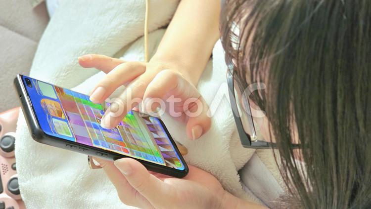 スマホでゲームをしている女性 ゲーム,動画撮影,視力低下の写真素材