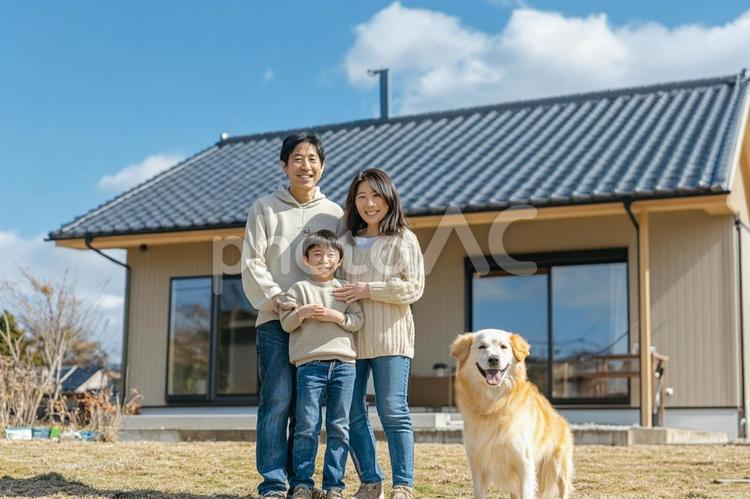 犬と家族と新築の家のイメージ 家族,家,新築の写真素材