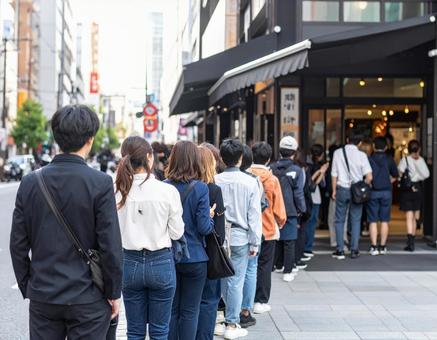 人気の店に並ぶ人々の行列イメージ 人気の店に並ぶ人々の行列イメージの写真
