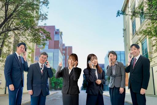 街並みとビジネスチーム 街並みとビジネスチーム ビジネスマン,ビジネスウーマン,スーツの写真素材
