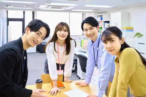 会社でミーティングする男女　ビジネスマン 会議,ミーテイング,打ち合わせの写真素材