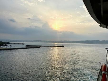 桜島の港、海辺の夕陽、夕暮れ、船の上から 桜島の港、海辺の夕陽、夕暮れ、船の上から 空,夕焼け,夕日の写真素材