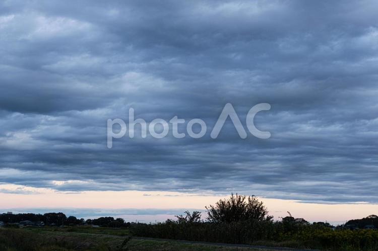 曇りの朝の風景 空,雲,曇り空の写真素材