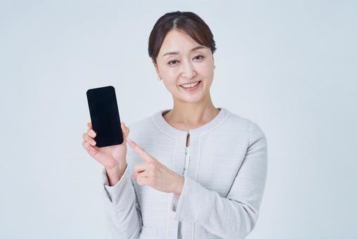 スマートフォンを操作する女性 スマートフォンを操作する女性の写真