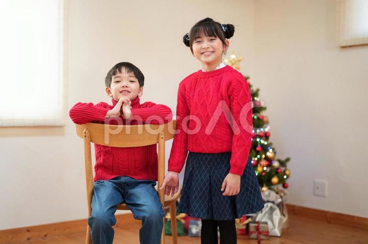 女の子の横で椅子に座っている男の子 男女,クリスマス,仲良しの写真素材