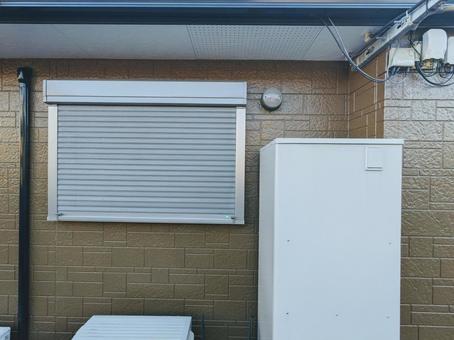 住宅のシャッターと電気温水器のタンク 住宅,電気温水器,タンクの写真素材