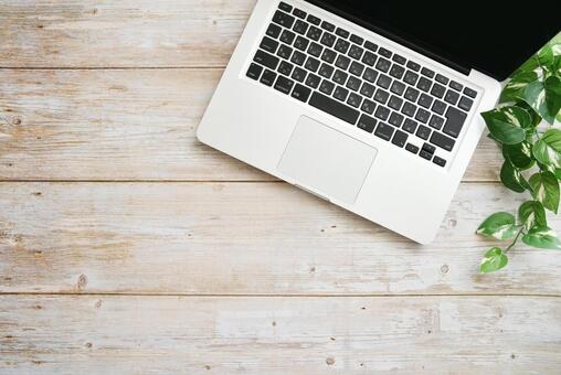 パソコンのデスク　イメージ ビジネス,ノートパソコン,パソコンの写真素材