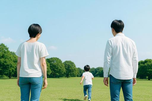 走る子どもを見守る父と母の後ろ姿 走る子どもを見守る父と母の後ろ姿の写真
