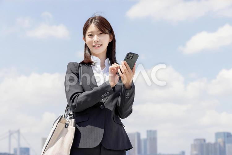 スマートフォンで調べるビジネスウーマン 女性,スマートフォン,スマホの写真素材