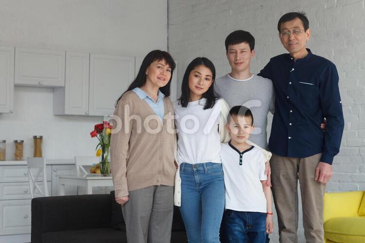 三世代のアジア人ファミリー22 アジア人,家族,お父さんの写真素材