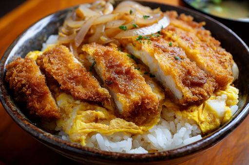 日本の定番、カツ丼の写真