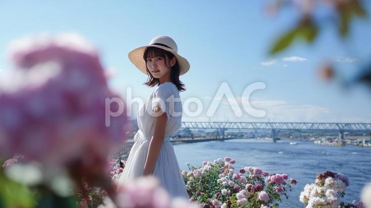 河原でストローハットとワンピースの女性 夏,女性,麦わら帽子の写真素材