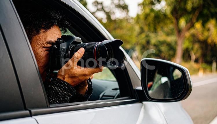 scoop!　車からカメラを構える男性 撮影,取材,パパラッチの写真素材