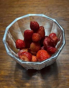 R7.06.21 Home-grown strawberries after dinner, JPG R7.06.21 Home-grown strawberries after dinner, JPG