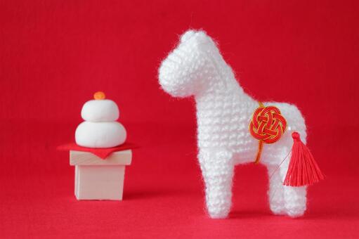 左向きの白いうまのあみぐるみと鏡餅 年賀状,年賀状素材,干支の写真素材