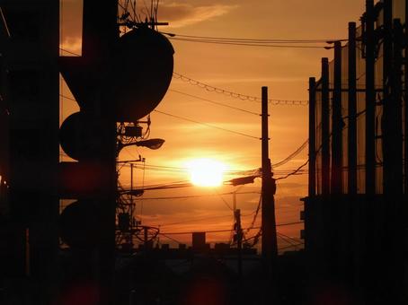 夕焼けシルエットな街中 夕焼け,夕方,シルエットの写真素材