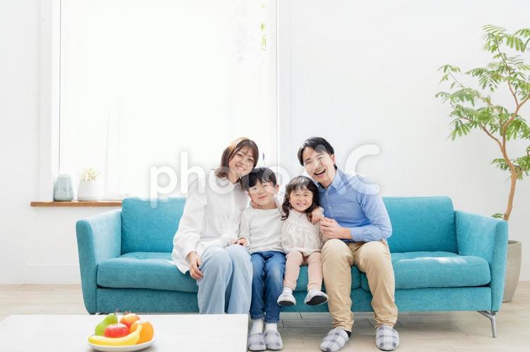 家族イメージ　 家族,人物,リビングの写真素材