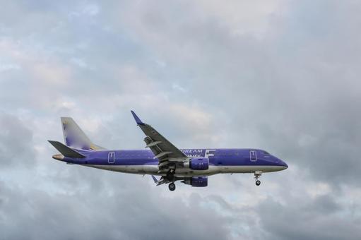 着陸のため出雲空港に近づく旅客機 着陸のため出雲空港に近づく旅客機 飛行機,航空機,旅客機の写真素材