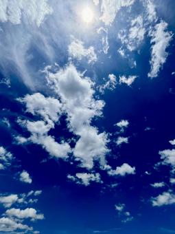 夏の晴れた日の青い空 夏の晴れた日の青い空の写真