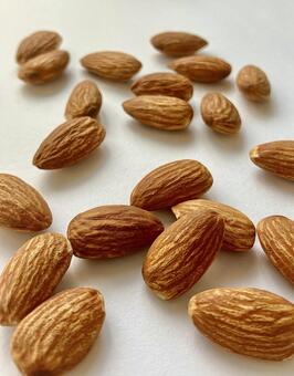 散らばった素焼きアーモンド アーモンド,素焼きアーモンド,素焼きの写真素材