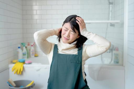 頭を抱える主婦 女性,主婦,家事の写真素材