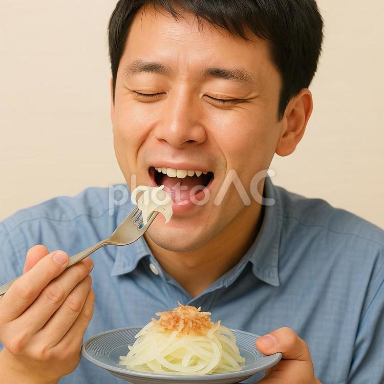 男性がオニオンスライスを食べる瞬間 食べる,玉ねぎ,スライスの写真素材