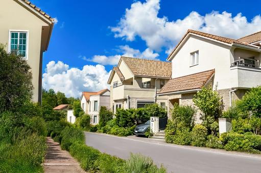 緑があふれる欧風の美しい住宅街と夏の青空 緑があふれる欧風の美しい住宅街と夏の青空 家,戸建て,住宅の写真素材