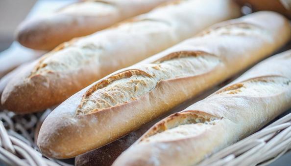店頭で売られているフランスパン 店頭で売られているフランスパンの写真