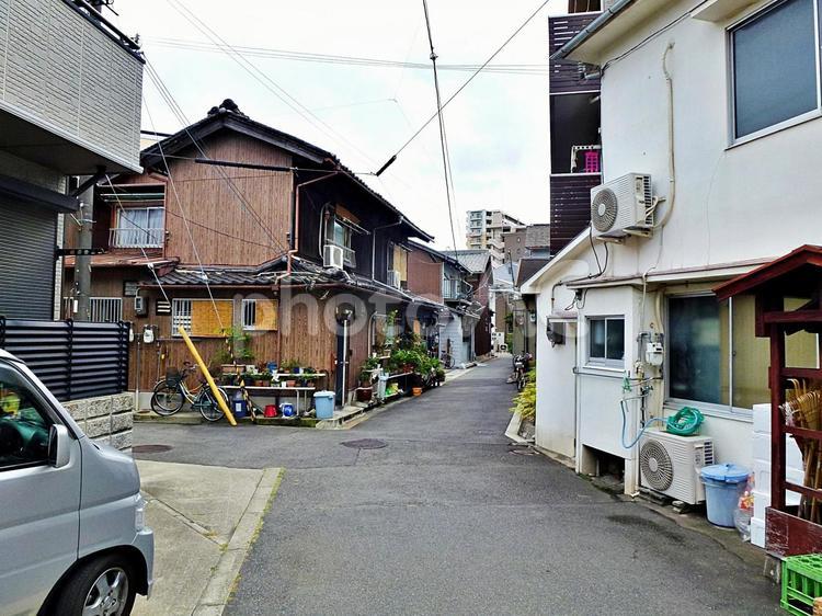 昭和の雰囲気を残す町角 町角,隘路,町並みの写真素材