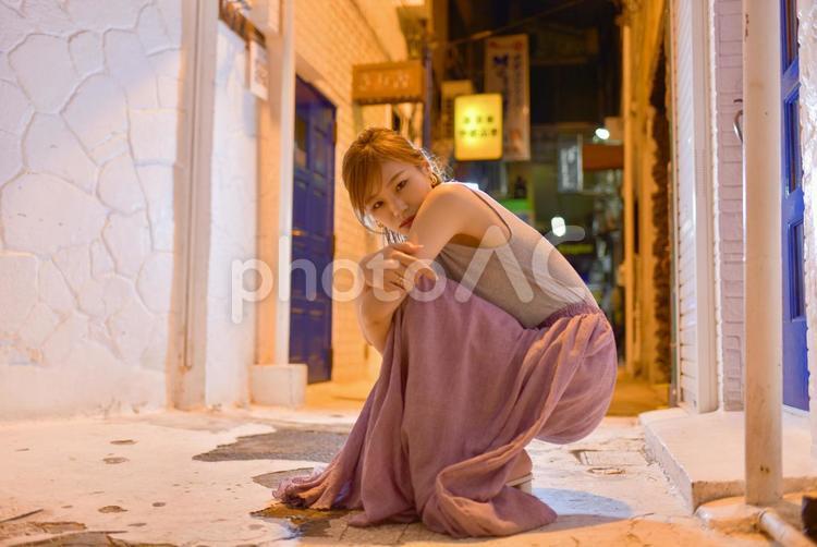 夜の街と女性 歓楽街,夜,街の写真素材
