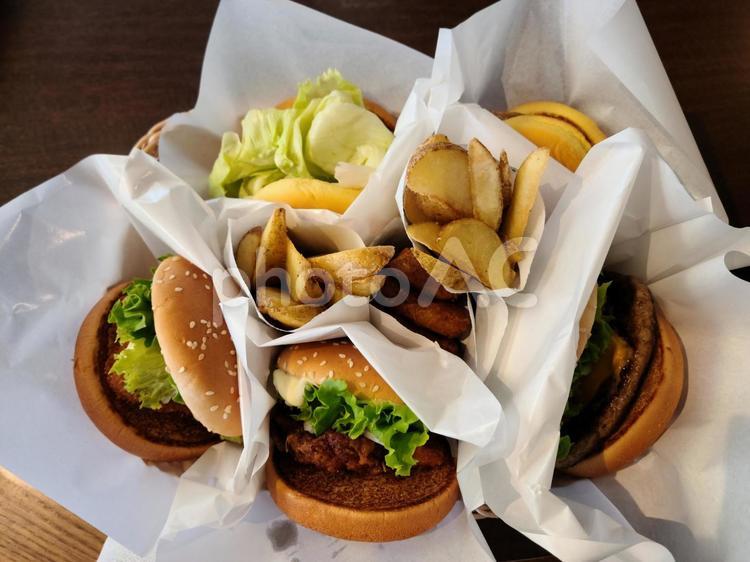 たくさんのバーガーとポテト バーガー,ポテト,ハンバーガーの写真素材