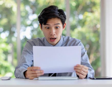 予想外の結果にショックを受ける表情 予想外の結果にショックを受ける表情の写真