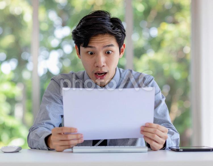 予想外の結果にショックを受ける表情 男性,驚き,ショックの写真素材